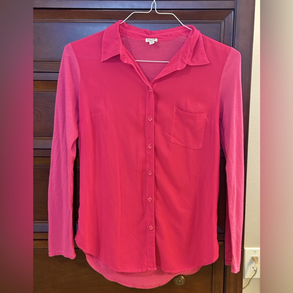 Splendid hot pink button up mixed media top- small